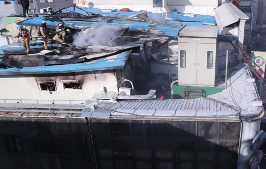 31일 오후 남대문시장 상가에서 불이 나 소방당국이 진화 중이다.     소방당국에 따르면 남대문시장 아동복 상가 4층짜리 자재창고 3층에서 화재가 발생했다. 현재 불길은 어느 정도 잡혔으나 아직 완진은 안 된 상태다. 소방당국은 "인명피해는 없는 것으로 보인다"고 밝혔다.